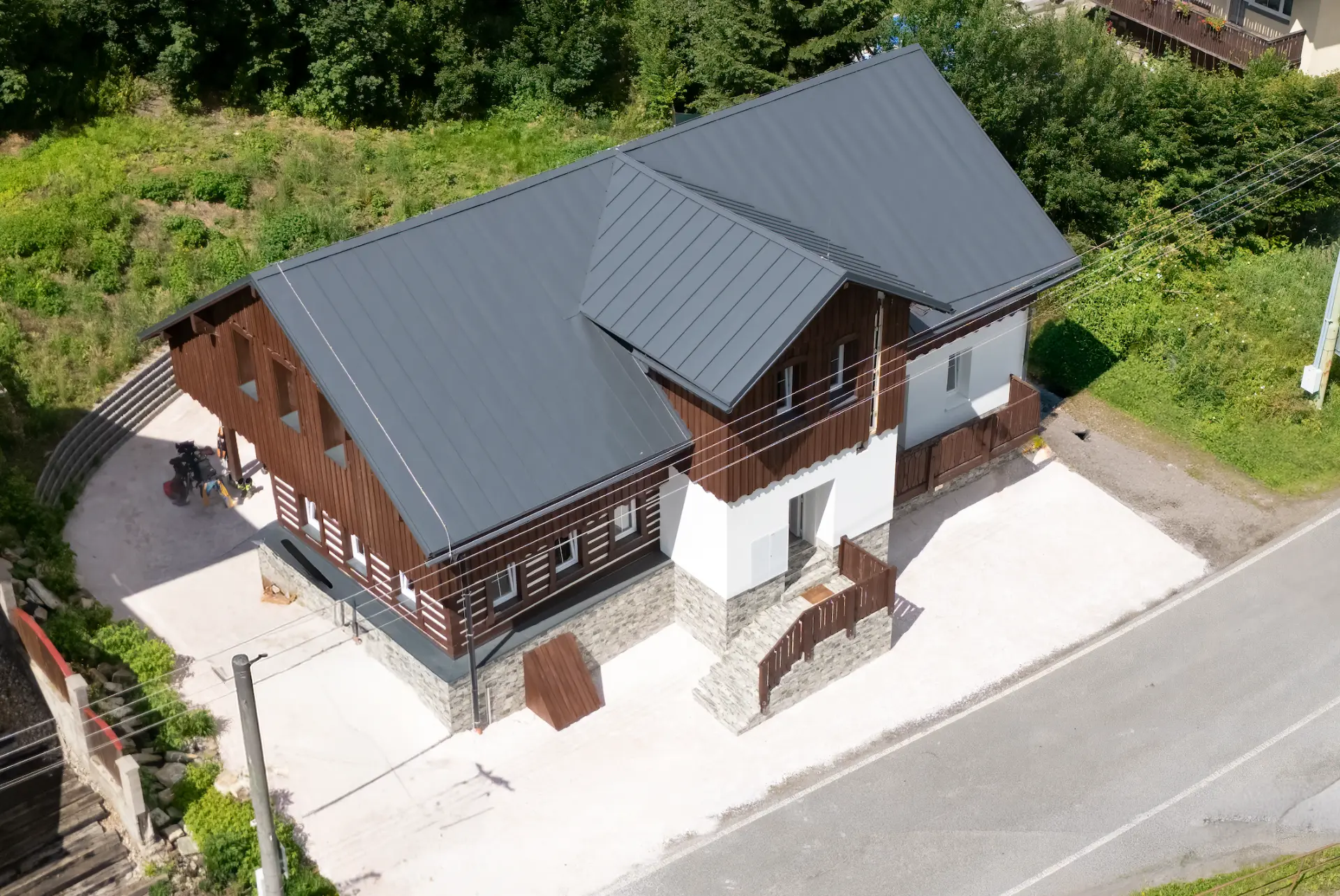 Zrekonstruovaný podhorský dům ve Zlaté Olešnici s dřevěným obkladem a kamenným soklem