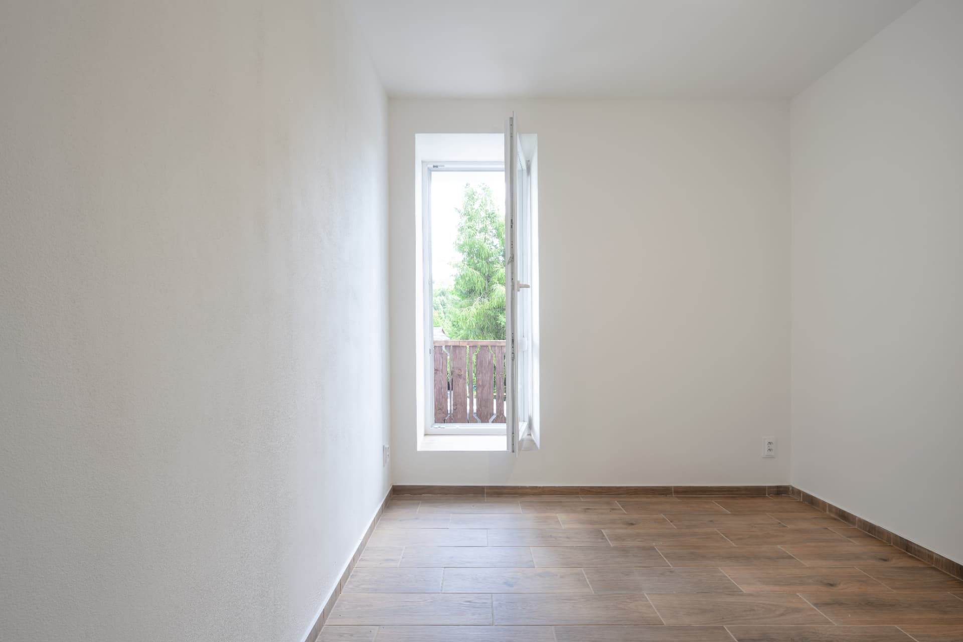 Druhý pokoj s francouzským oknem na balkon