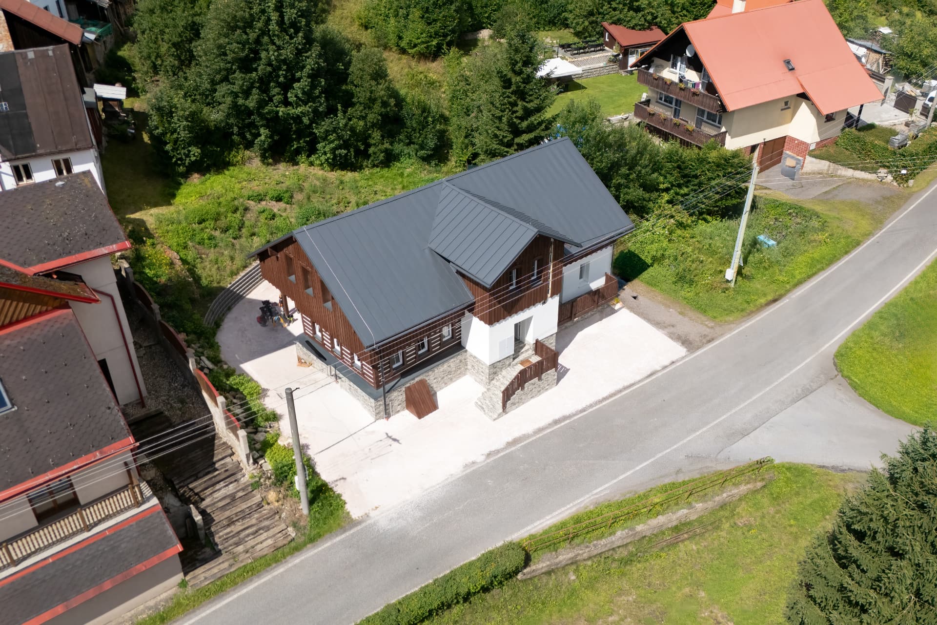 Letecký pohled na zrekonstruovaný dům s parkovacím stáním u domu